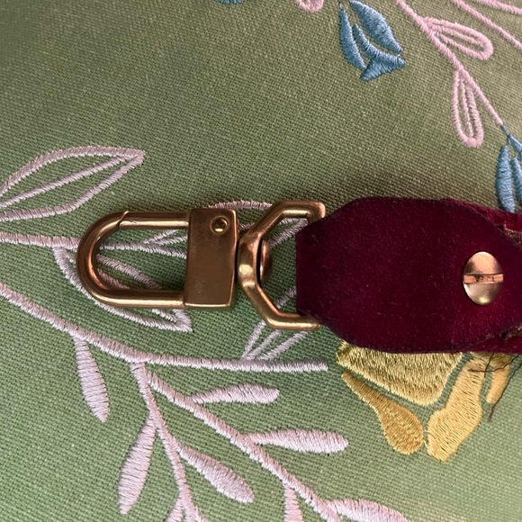 Gucci wristlet that goes with key chain - Picture 3 of 5